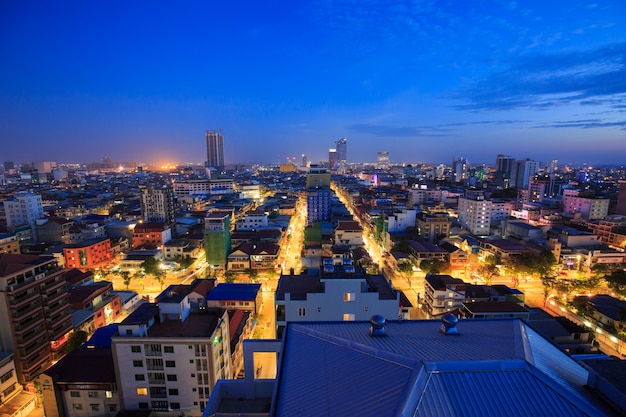 PHNOM PENH, CAMBOGIA - 14 MARZO 2018:Cityscape della costruzione leggera di mattina, fondo astratto