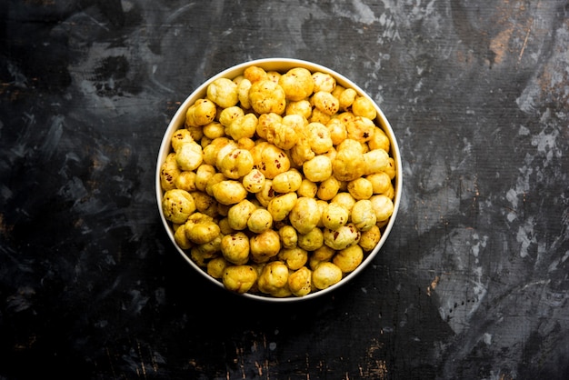 Phool Makhana arrosto o semi di loto croccanti serviti in una ciotola, messa a fuoco selettiva