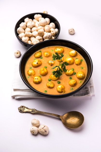 Phool Makhana Matar Gravy Sabzi o Lotus Seeds piselli al curry è una ricetta indiana