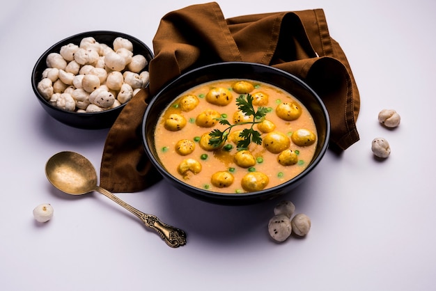 Phool Makhana Matar Gravy Sabzi o Lotus Seeds piselli al curry è una ricetta indiana