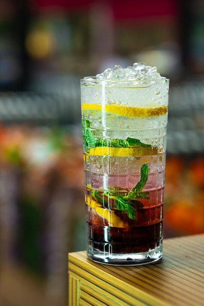 photo cocktail all'arancia all'interno di un bicchiere con cubetti di ghiaccio tritati