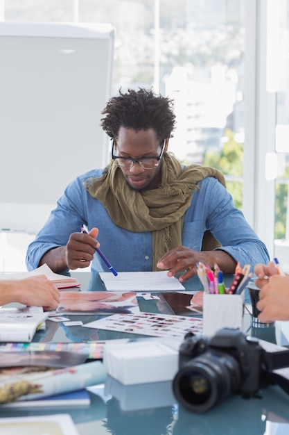 Photo editor di brainstorming con i suoi colleghi