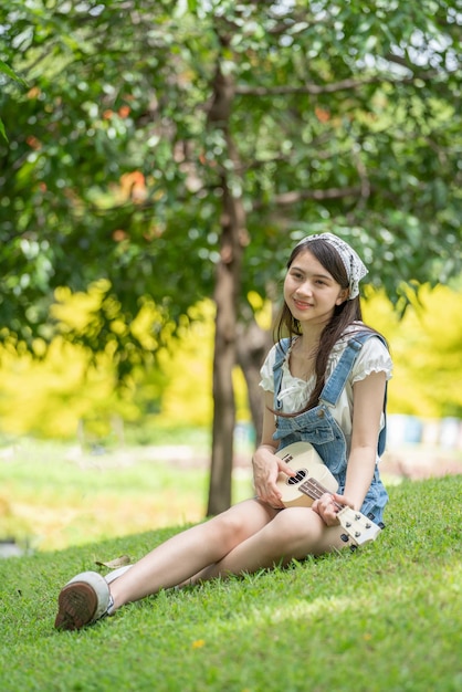 Photo ritratto sorridente Ragazza nel parco verde della città di Green Park in primavera sorridente sognante Sorridente giovane