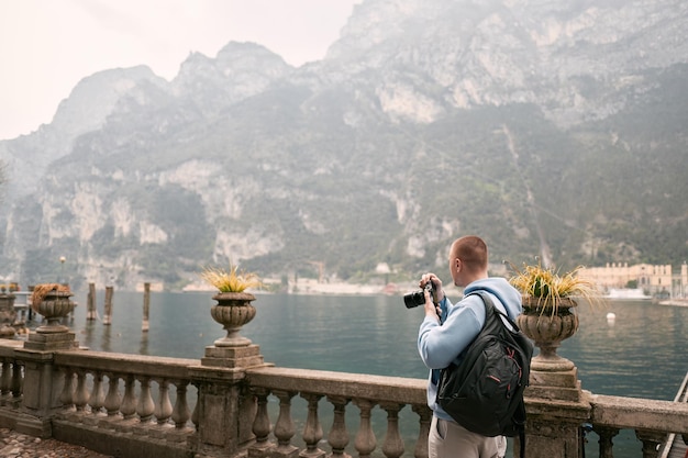 Photogrpaher in Alps Un fotografo di sesso maschile nelle splendide montagne alpine