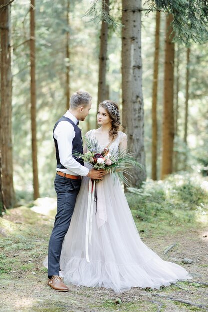 Photosession di una coppia innamorata. Cerimonia nuziale nello stile di boho