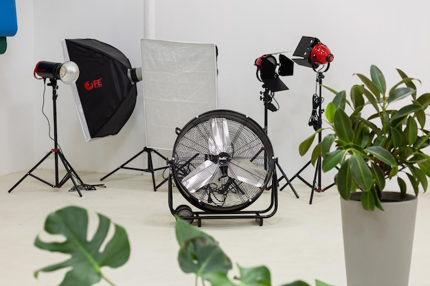 Photostudio attrezzatura leggera con il ventilatore.