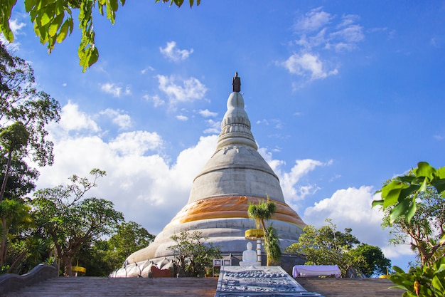 Phra balomma che Chedi Si Phu Pha Sung (Phra That Chom Pha). Tempio della foresta di Phupha Sung. Nakhon Ratchasima, Tailandia.