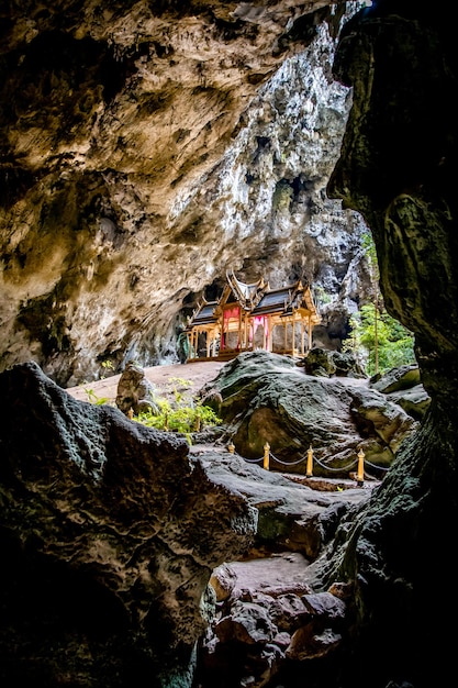 Phraya Nakhon Cave Khua Kharuehat padiglione tempio nel Parco Nazionale di Khao Sam Roi Yot a Prachuap Khiri Khan Thailandia