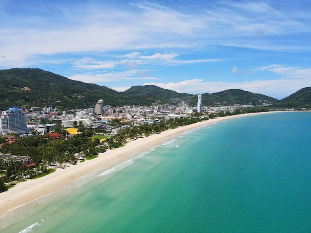 PHUKET THAILAND KARON BEACH 2021 Vista aerea della città e della spiaggia di viaggio in estate spiaggia tropicale mare