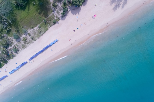 Phuket Thailandia Vista aerea spiaggia sabbiosa e onde Bellissimo mare tropicale al mattino immagine della stagione estiva dal drone con vista aerea vista dall'alto dall'alto verso il basso