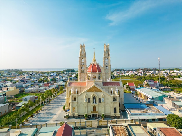 Phuoc Hung Church conosciuta anche come Parish Phuoc Hung che attira i turisti a visitare spiritualmente nei fine settimana a Vung Tau Vietnam La chiesa di Phuoc Hung ha un edificio che assomiglia alla Francia