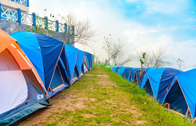 PHUTHAPBOEK PHETCHABUN TAILANDIA - 8 OTTOBRE: Tenda sulla montagna con il tramonto alla mattina dalla vista