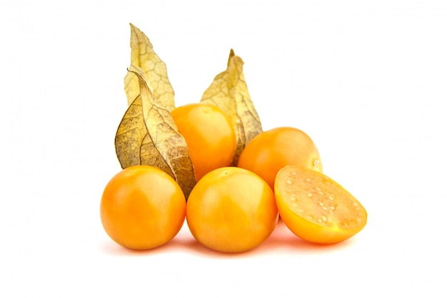 Physalis, bacche dorate intere e dimezzate isolate su una superficie bianca