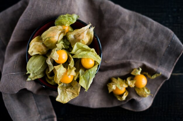 Physalis delle bacche in una ciotola nera