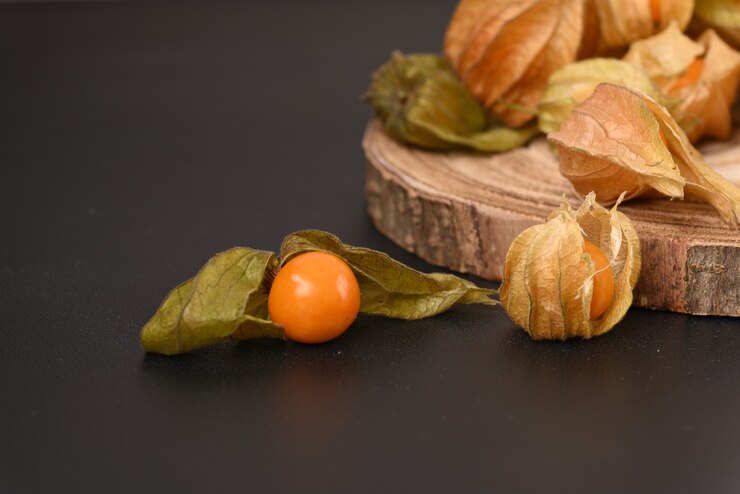 Physalis di bacche mature sulla tavola di legno