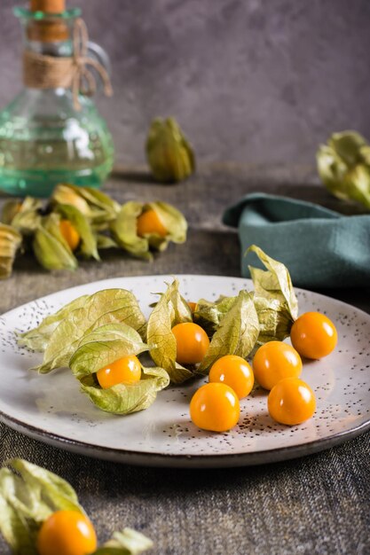 Physalis di frutta matura su un piatto Cibo vegetariano biologico Vista verticale