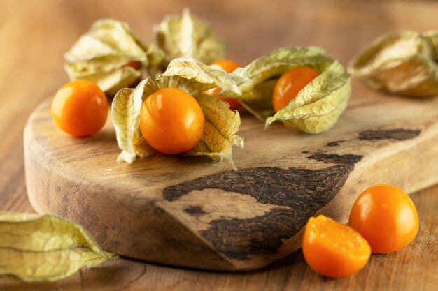 Physalis giallo maturo su fondo di legno