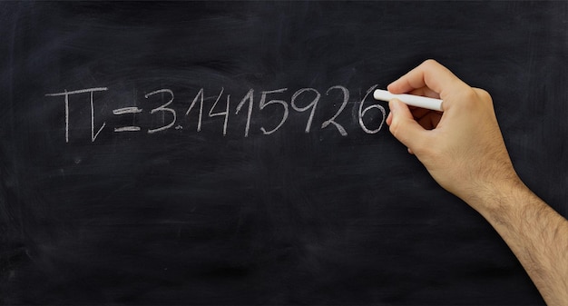 Pi matematica numero costante gesso disegno su una lavagna nera della scuola