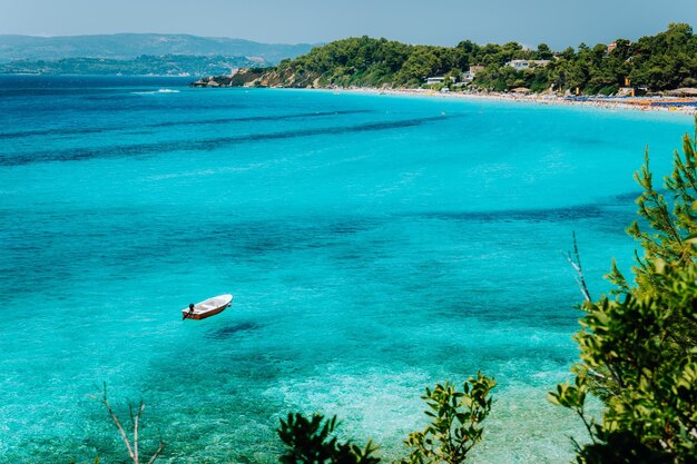 Piacere barca bianca in acque cristalline del mare Spettacolare Platis Gialos e Makris Gialos Beach Isola di Cefalonia vicino a Lassi Argostoli Grecia