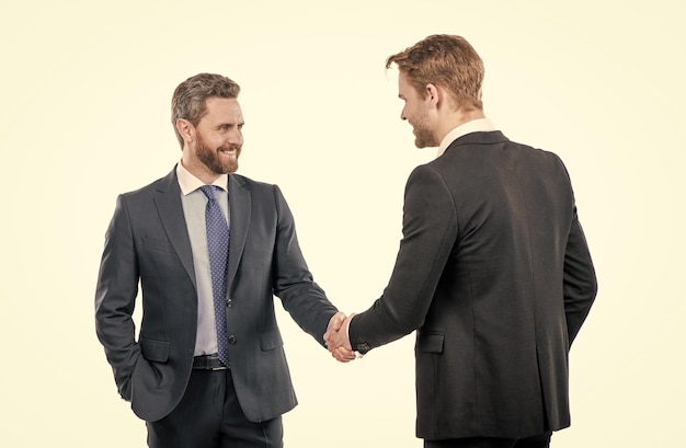 Piacere di trattare con voi partner dopo l'accordo d'affari cooperazione e partnership stretta di mano di colleghi trattative di successo uomini che si stringono la mano uomini d'affari sull'incontro con capo e dipendente