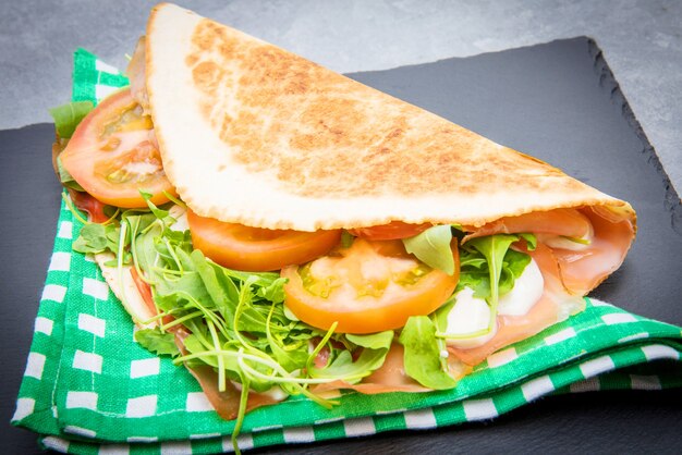 Piadina tipica romagnola con prosciutto, formaggio e rucola