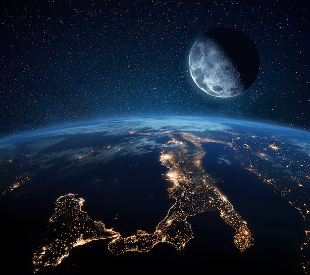 Pianeta terra blu con le luci della città nello spazio sul cielo stellato con la luna. Luna con crateri vicino al pianeta. Vita notturna Italia e Mitteleuropa