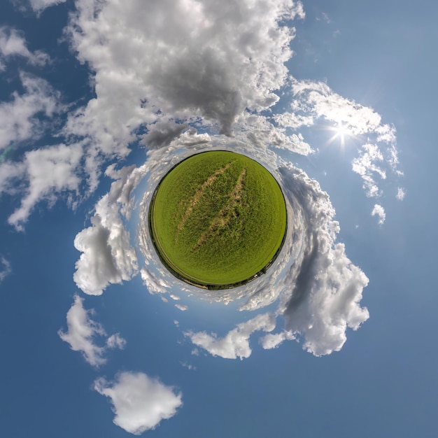 Pianeta verde minuscolo nel cielo blu con bellissime nuvole Trasformazione del panorama sferico a 360 gradi Vista aerea astratta sferica Curvatura dello spazio