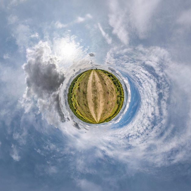 Pianeta verde minuscolo nel cielo blu con bellissime nuvole Trasformazione del panorama sferico a 360 gradi Vista aerea astratta sferica Curvatura dello spazio