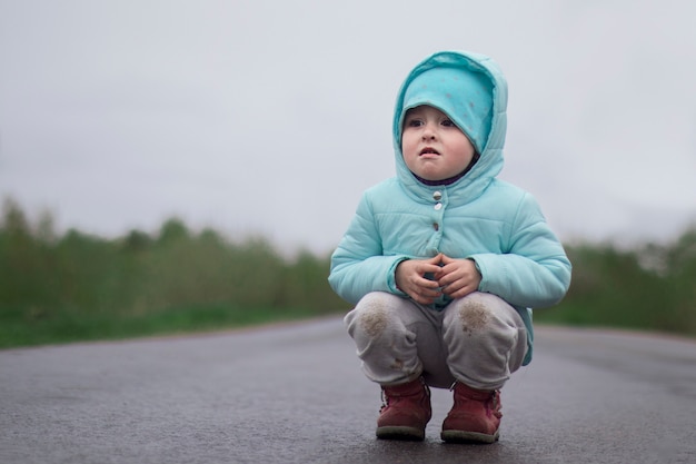 Piangere bambina solitaria sulla strada