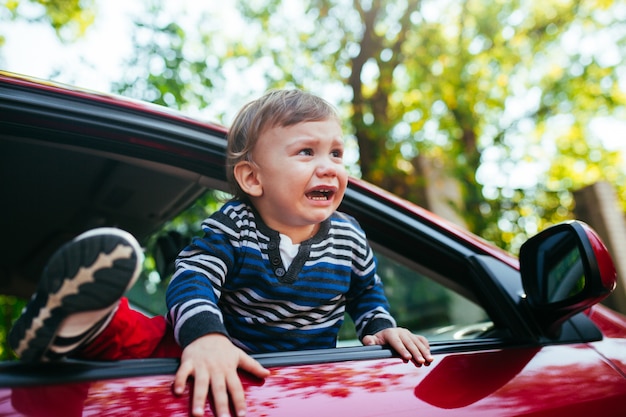 Piangere bambino in auto.