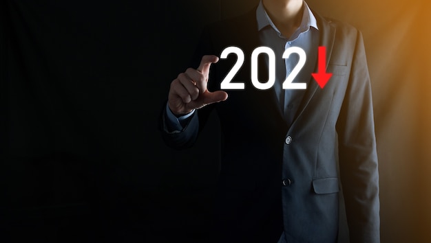 Pianificare la crescita negativa del business nel concetto dell'anno 2021. Il piano dell'uomo d'affari e l'aumento degli indicatori negativi nella sua attività, declinano i concetti di business.