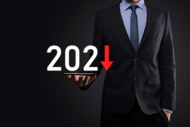 Pianificare la crescita negativa del business nel concetto dell'anno 2021. Il piano dell'uomo d'affari e l'aumento degli indicatori negativi nella sua attività, declinano i concetti di business.