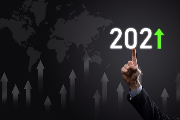 Pianificare la crescita positiva del business nel concetto dell'anno 2021. Piano dell'uomo d'affari e aumento degli indicatori positivi nella sua attività, concetti di business in crescita.