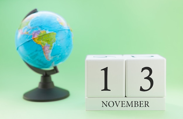 Pianificatore cubo di legno con numeri, 13 giorni del mese di novembre, autunno