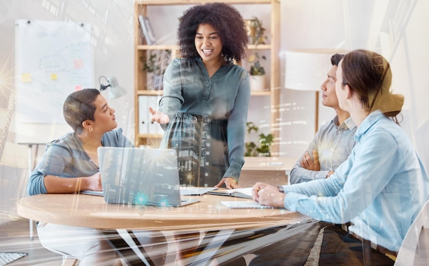 Pianificazione della sovrapposizione e incontro di presentazione del marketing digitale con diversità e innovazione del lavoro di squadra per la crescita delle vendite Computer portatile e donna di collaborazione che parlano con uomini d'affari delle idee future