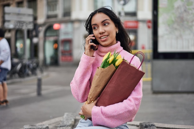 Pianificazione di una cena romantica a sorpresa con tulipani e vino