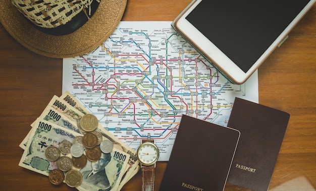 Pianificazione di viaggio con mappa passprot tablet e denaro
