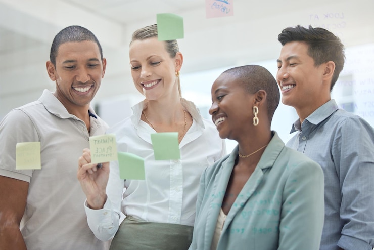 Foto pianificazione e strategia del lavoro di squadra con note adesive sul vetro in un ufficio e un team aziendale che lavora insieme programma delle riunioni e collaborazione con una leader donna e un gruppo di dipendenti in un laboratorio