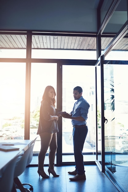 Pianificazione e strategia dell'incontro nella sala del consiglio con un uomo d'affari e una donna professionista che discutono del lavoro in ufficio I colleghi parlano della mission vision e della crescita della loro azienda