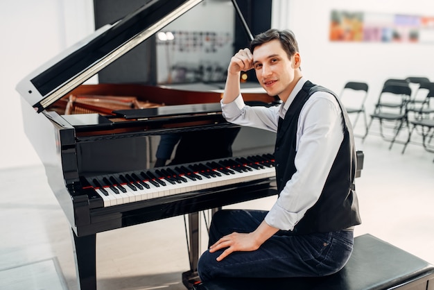 Pianista professionista al pianoforte a coda nero