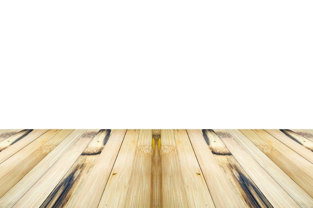 Piano d'appoggio di legno di bambù vuoto isolato su fondo bianco per il montaggio dell'esposizione del prodotto