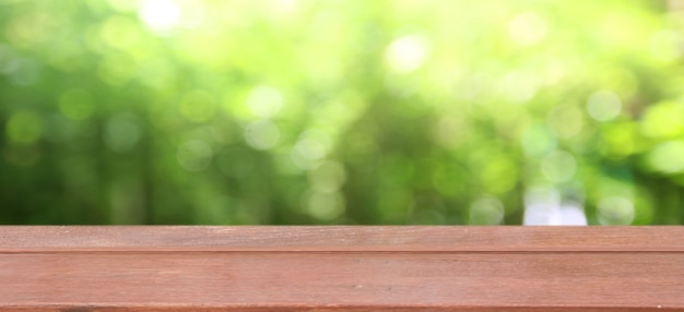 Piano d'appoggio di legno e natura vaga