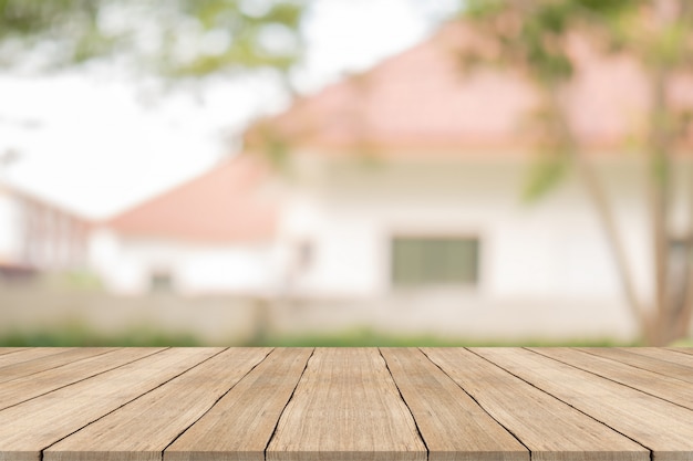 Piano d&#39;appoggio di legno su fondo vago al giardino