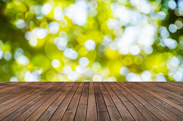 Piano d&#39;appoggio di legno sul fondo brillante dell&#39;oro del bokeh