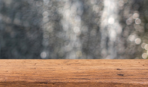 Piano d&#39;appoggio di legno sul fondo dell&#39;estratto dell&#39;acqua della sfuocatura per visualizzare i vostri prodotti