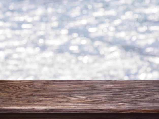 Piano d&#39;appoggio di legno sul fondo grigio chiaro del bokeh. Per la visualizzazione del prodotto di montaggio o la chiave di progettazione v