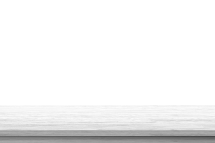 Foto piano d'appoggio in legno bianco vuoto isolato su sfondo bianco