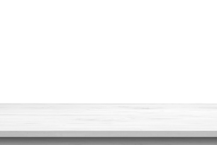Foto piano d'appoggio in legno bianco vuoto isolato su sfondo bianco
