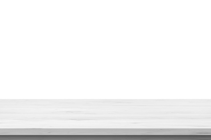 Foto piano d'appoggio in legno bianco vuoto isolato su sfondo bianco