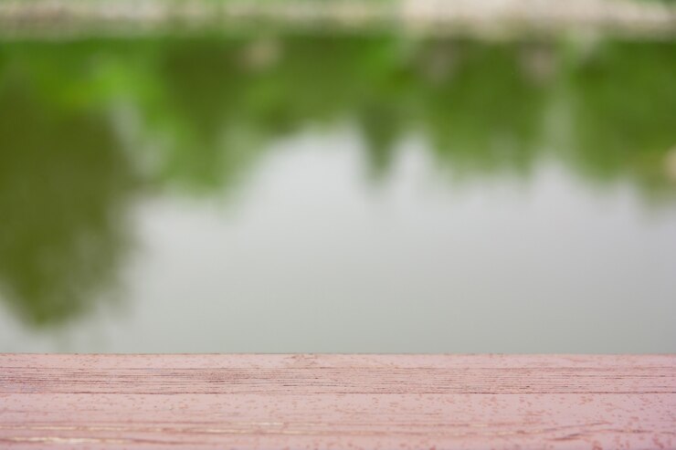 Piano d'appoggio o mensola di legno contro il fondo dell'acqua. Posizionamento del tuo prodotto